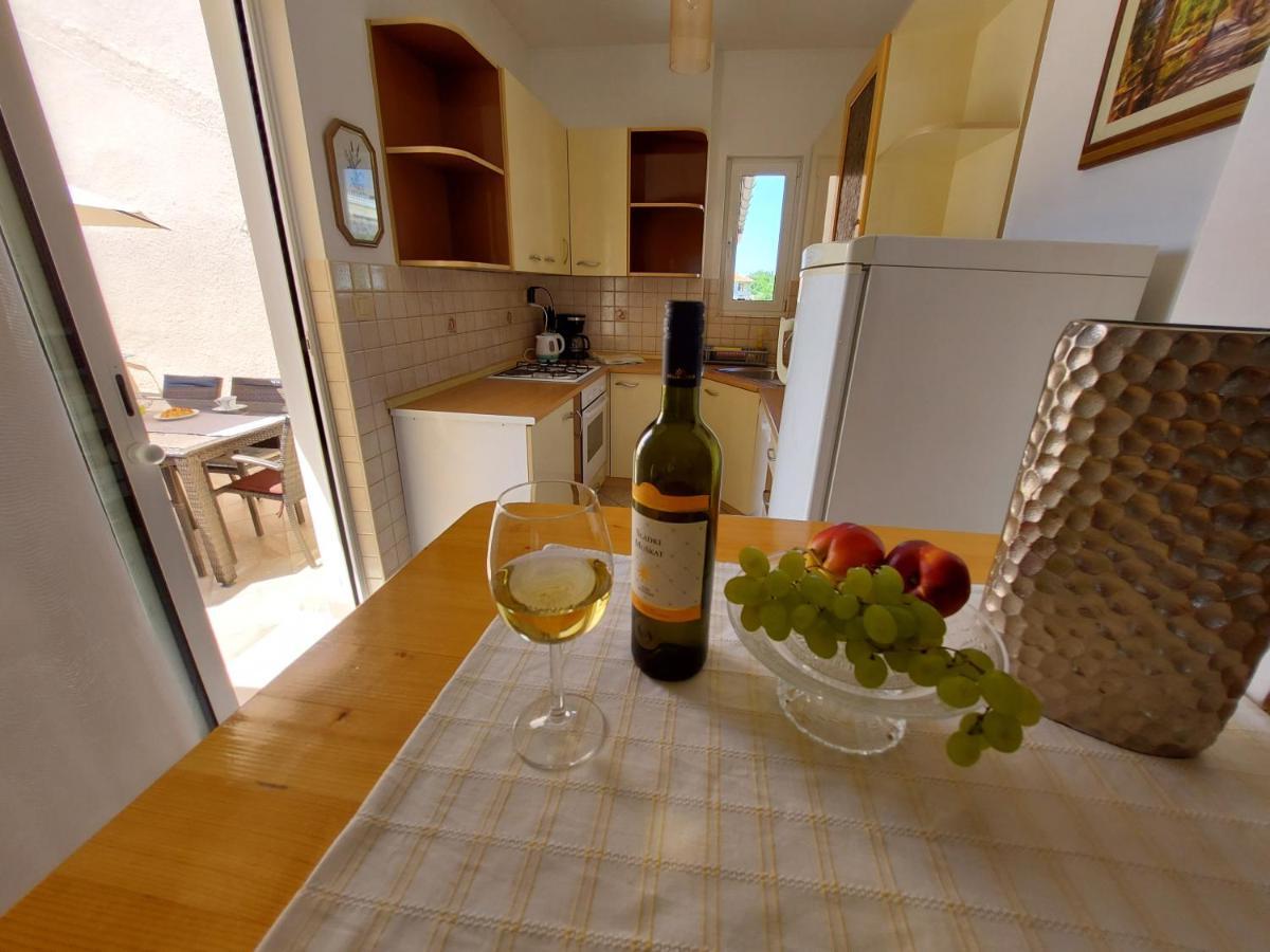 Apartman Larisa Appartement Kampor Buitenkant foto